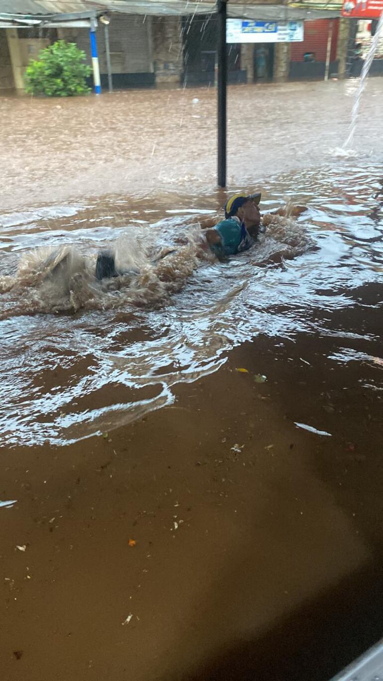 Hombre hizo un tremendo esfuerzo para estar en un lugar  a salvo en medio del temporal.