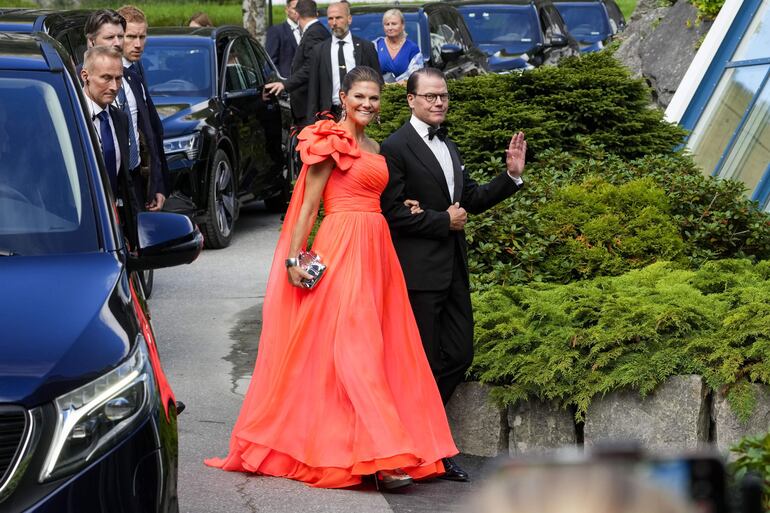 Vestida en un vestido vitamina, Victoria de Suecia llega a la boda con su esposo Daniel.