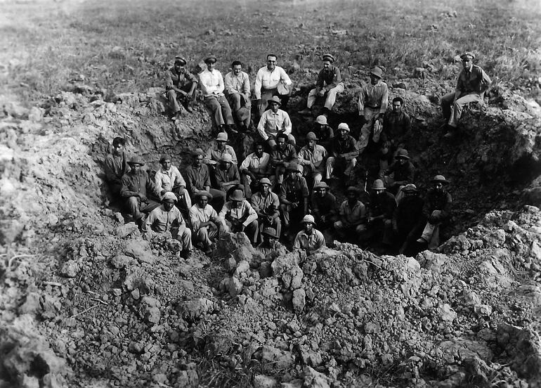 Fotografía tomada en Nanawa durante la Guerra del Chaco (1932-1935) por el fotógrafo Adolfo María Friedrich. Nacido en Viena, Austria, el 13 de noviembre de 1897, Friedrich llegó a Asunción el 9 de diciembre de 1930, invitado por el botánico alemán Carlos Friebrig, director del Jardín Botánico.