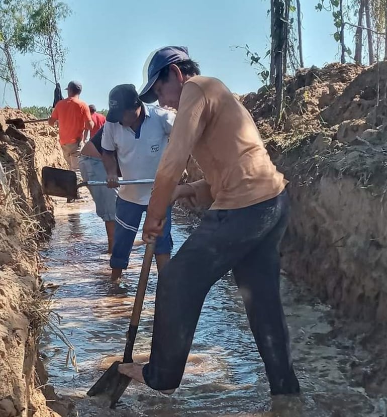 Un grupo de pobladores trataron de reabrir con palas el canal de agua que abastece de agua al motor de bombeo, pero el trabajo no tuvo el resultado