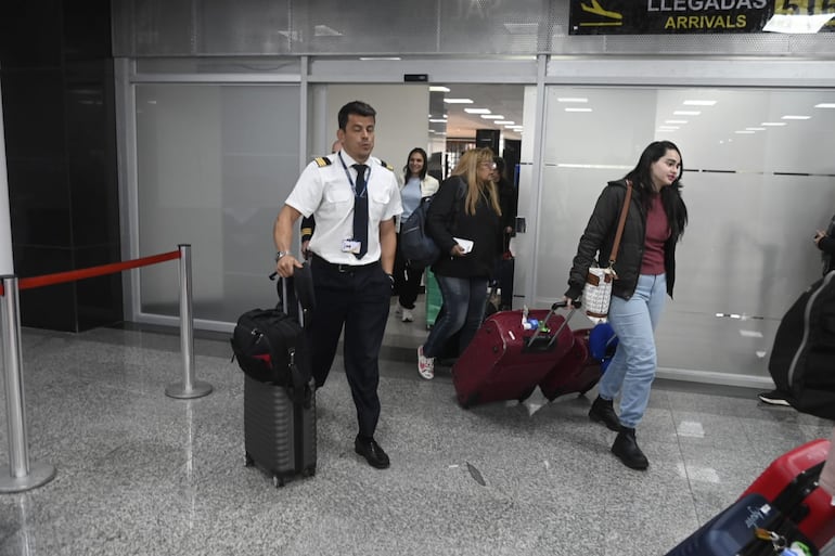 Pasajeros del vuelo que tuvo que realizar un aterrizaje de emergencia en el Silvio Pettirossi luego de que un pájaro choque contra una de las turbinas.