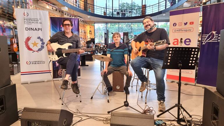 Jorge Melgarejo, Oswal González y Gustavo Luque al finalizar la conferencia de prensa y un "mini" concierto, como agasajo a los presentes.