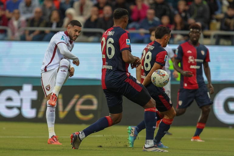 Cagliari (Italy), 20/10/2024.- Torino's Antonio Sanabria (L) in action during the Italian Serie A soccer match Cagliari calcio vs Torino FC at the Unipol Domus in Cagliari, Italy, 20 October 2024. (Italia) EFE/EPA/FABIO MURRU
