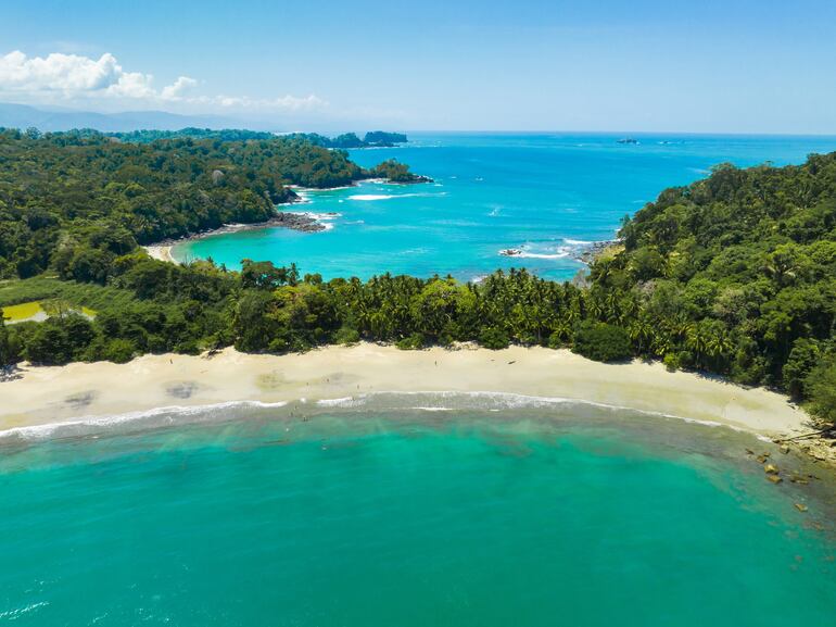 Vista aérea del Parque Nacional Manuel Antonio en Costa Rica. Atracción turística y reserva natural con mucha vida silvestre, plantas tropicales y playas paradisíacas en la costa del Pacífico.