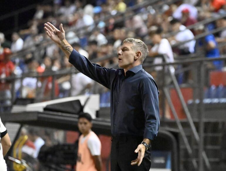 Martín Palermo, entrenador de Olimpia, en el partido frente a Nacional por la jornada 14 del torneo Apertura 2024 del fútbol paraguayo en el estadio Arsenio Erico, en Asunción, Paraguay.