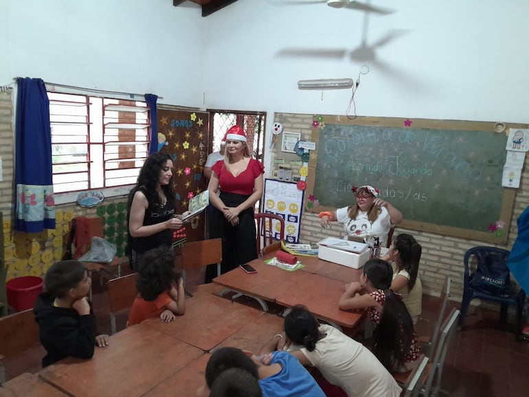 Miembros del Clubdelibros Paraguay compartiendo uno de los encuentros con un grupo de niños en Villarrica.