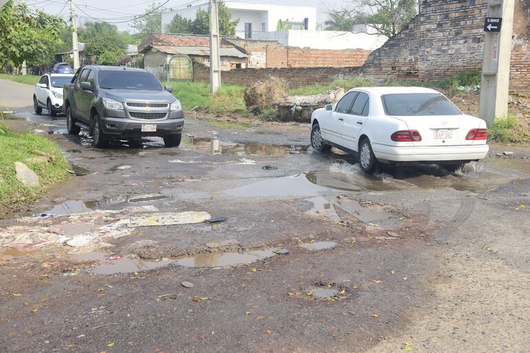 Baches y agua servida en el barrio Ytay de Asunción.