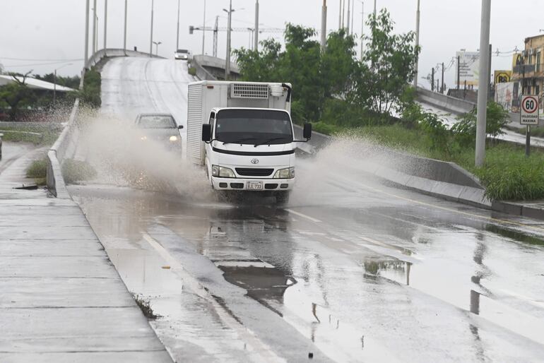 Espejos de agua sobre la ruta PY03 son un peligro para los conductores. Los desagües son ineficientes.