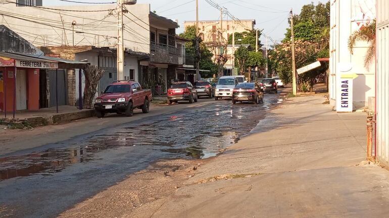 La calle Casilda Insaurralde también quedó afectada por el agua servida que se tira sobre la Avda. Mcal. López.