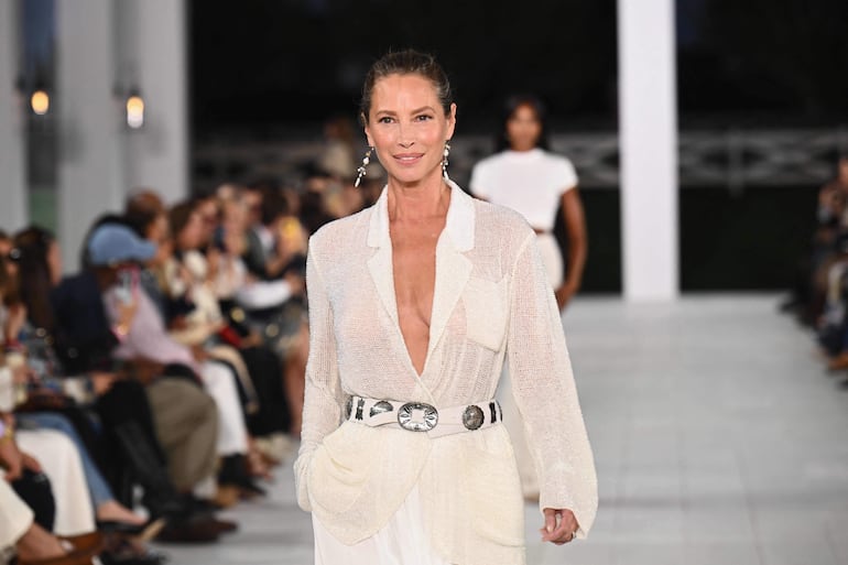 La modelo estadounidense Christy Turlington camina por la pasarela durante el desfile de la colección Primavera/Verano 2025 de Ralph Lauren en Bridgehampton, Nueva York.  