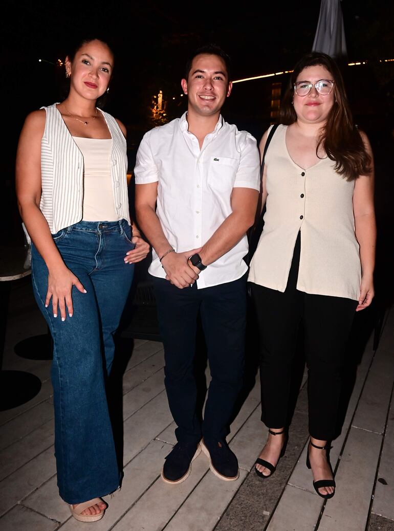 Alejandra Ayala, Ricardo Arias y Romina Paredes. 