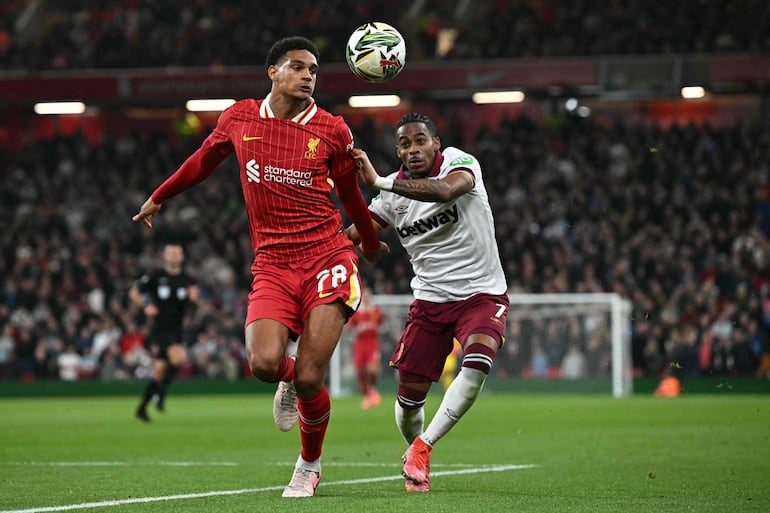 Liverpool's English defender #78 Jarell Quansah (L) and West Ham United's Dutch striker #07 Crysencio Summerville fight for the ball during the English League Cup third round football match between Liverpool and West Ham United at Anfield in Liverpool, north west England on September 25, 2024. (Photo by Paul ELLIS / AFP) / RESTRICTED TO EDITORIAL USE. No use with unauthorized audio, video, data, fixture lists, club/league logos or 'live' services. Online in-match use limited to 120 images. An additional 40 images may be used in extra time. No video emulation. Social media in-match use limited to 120 images. An additional 40 images may be used in extra time. No use in betting publications, games or single club/league/player publications. / 