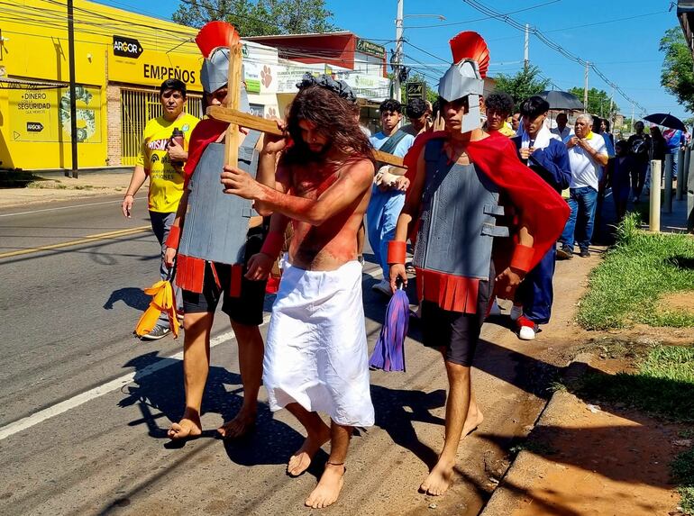 Bajo el sol con sensación de 40 grados y descalzos estos jóvenes también participaron de la representación del Vía Crucis en Laurelty.