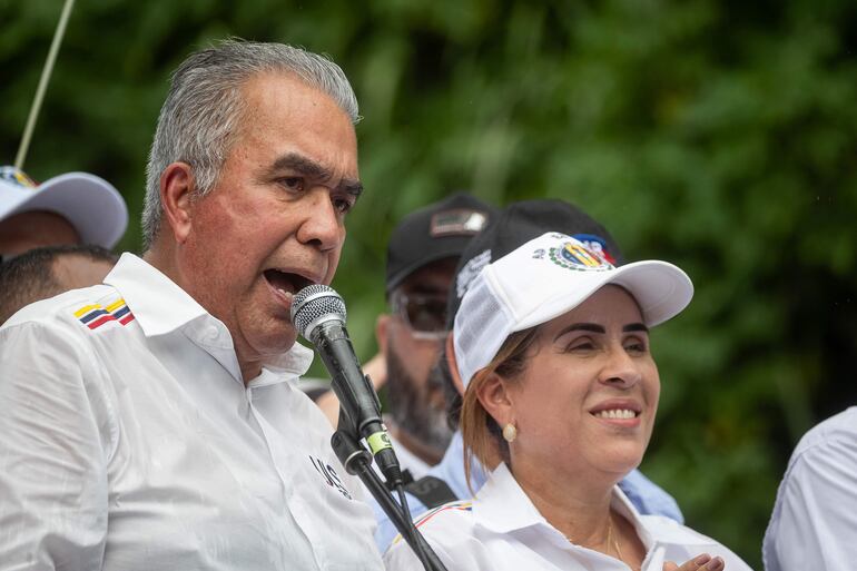 El candidato a la Presidencia de Venezuela, Luis Eduardo Martínez (i), pronuncia un discurso durante su cierre de campaña, en una zona de Petare en Caracas (Venezuela).