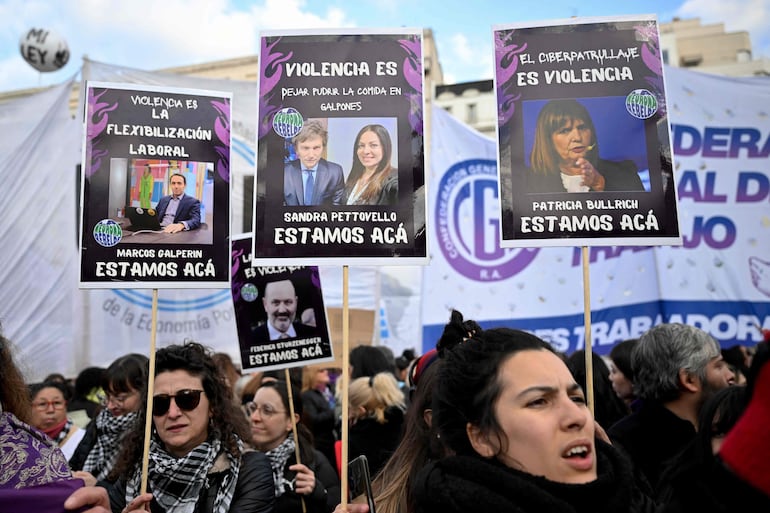 Mujeres sostienen carteles antigubernamentales durante la novena marcha de "Ni una menos" denunciando el alto número de feminicidios y violencia de género y contra las políticas de reforma económica y estatal del presidente Javier Milei.