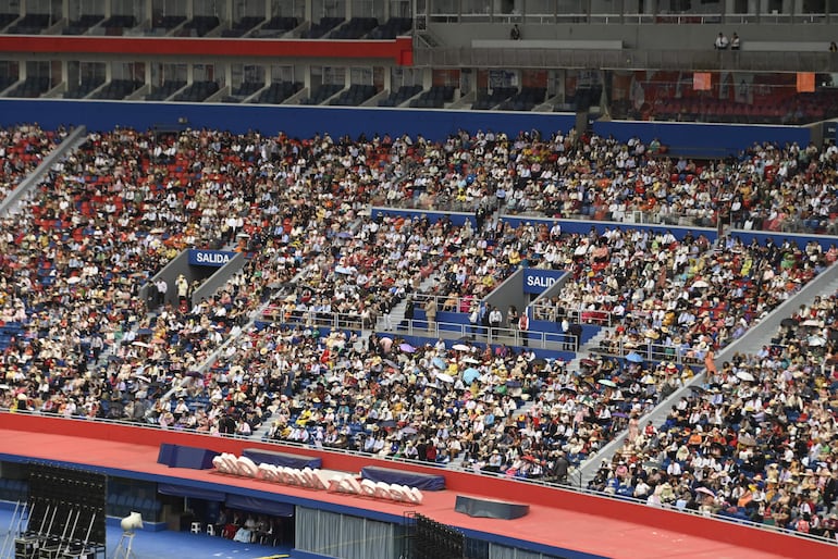 Miles de Testigos de Jehová copan La Nueva Olla, estadio de Cerro Porteño, en la asamblea mundial de las "Buenas Noticias".