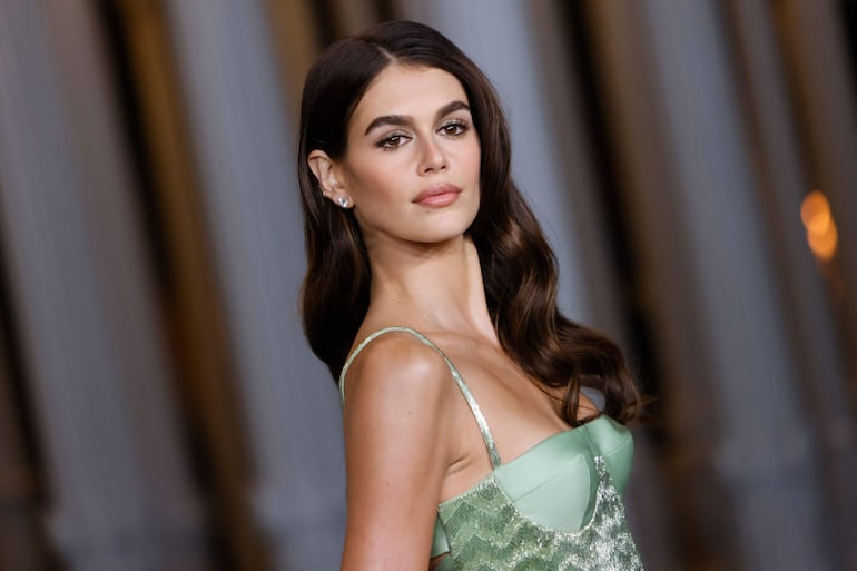 La modelo Kaia Gerber, hija de Cindy Crawford, llegó de verde limón de Gucci a la Gala Anual de Arte+Cine del Museo de Arte del Condado de Los Ángeles (LACMA) en Los Ángeles. (Etienne LAURENT / AFP)