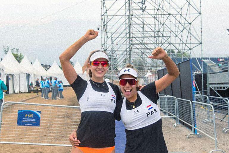 Erika Mongelós (27) y Michelle Valiente (25) festejan su segundo triunfo en el certamen de Chile.