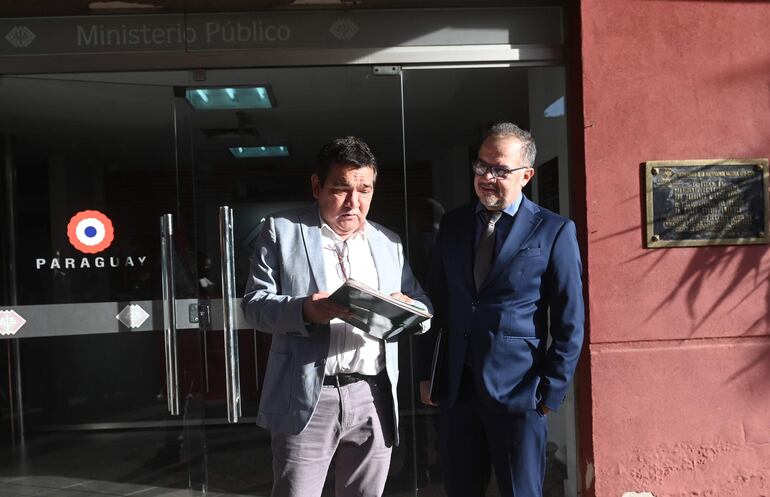 El senador del PDP Pedro Arturo Santa Cruz (izq.) sale de la Fiscalía General junto al abogado Jorge Rolón Luna, luego de presentar la denuncia contra fiscales y funcionarios que tienen afiliaciones y participaron de internas partidarias.