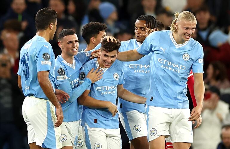 Julián Álvarez (C) del Manchester City celebra con sus compañeros de equipo tras marcar su segundo gol durante el partido del Grupo G de la Liga de Campeones de la UEFA entre el Manchester City y el Estrella Roja de Belgrado en Manchester, Gran Bretaña, el 19 de septiembre de 2023.