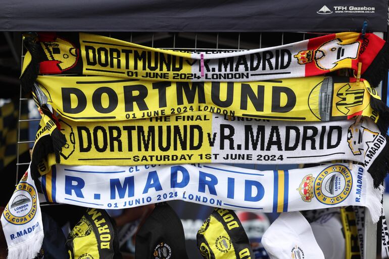 Las bufandas del Borussia Dortmund y del Real Madrid en los alrededores del estadio de Wembley. 
