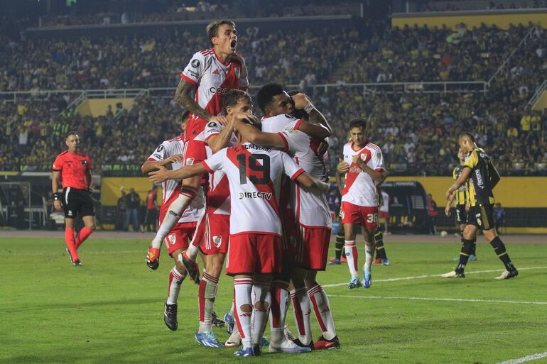 Los jugadores de River Plate celebran un gol en el partido de la fase de grupos de la Copa Libertadores 2024 contra el Deportivo Táchira en el estadio Polideportivo Pueblo Nuevo, en San Cristóbal, Venezuela.