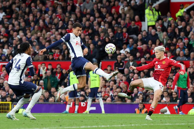 Manchester (United Kingdom), 29/09/2024.- Brennan Johnson of Tottenham Hotspur in action against Alejandro Garnacho of Manchester United during the English Premier League soccer match between Manchester United vs Tottenham Hotspur, in Manchester, Britain, 29 September 2024. (Reino Unido) EFE/EPA/ADAM VAUGHAN EDITORIAL USE ONLY. No use with unauthorized audio, video, data, fixture lists, club/league logos or 'live' services. Online in-match use limited to 120 images, no video emulation. No use in betting, games or single club/league/player publications.
