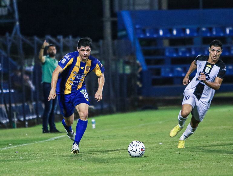 Rodrigo Rojas (Luqueño), en carrera por el balón con Derlis Rodríguez (Tacuary).