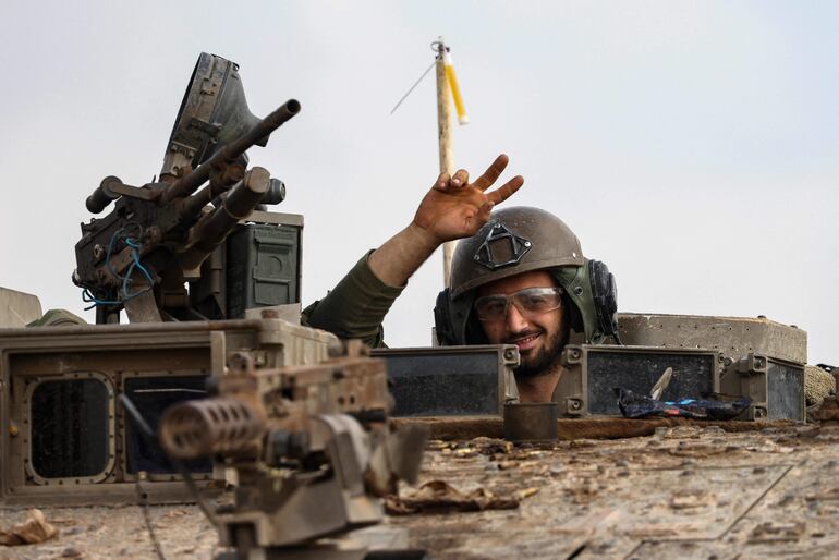 Un soldado israelí en la torreta de un tanque cerca de la frontera con la Franja de Gaza, el pasado lunes.