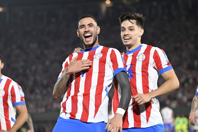 Antonio Sanabria (i), jugador de la selección de Paraguay, festeja un gol en el partido frente a Argentina por la fecha 11 de las Eliminatorias Sudamericanas 2026 en el estadio Defensores del Chaco, en Asunción.