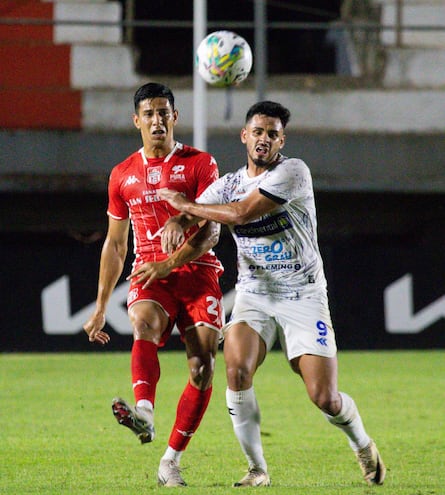 Van a la disputa del balón Rodrigo Ruiz Díaz, del 2 de Mayo, y el defensor Éver Fernández, ambos goleadores ayer en Ka’arendy.