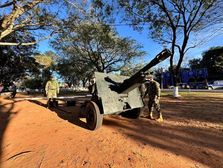 El lanzamiento de salva de cañones se realizó en la Plaza de los Héroes.