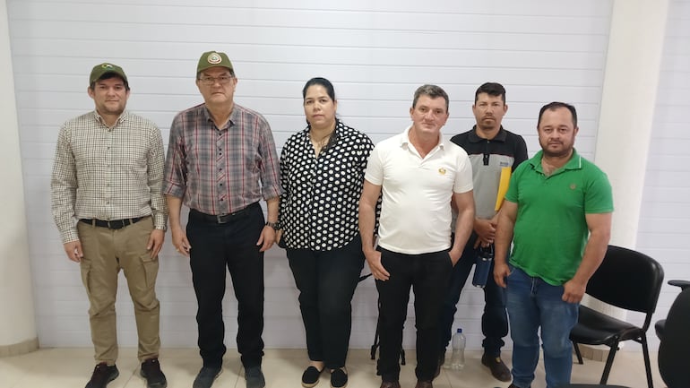 Productores de tomates y autoridades del SENAVE se reunieron para tratar blanqueamiento de productos.