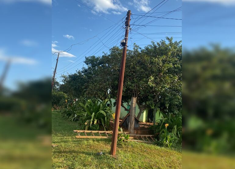 El hombre utilizó una escalera de madera para alcanzar el tendido eléctrico.