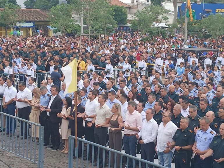 El presidente Santiago Peña fue escrachado al salir de la basilica de Caacupé.