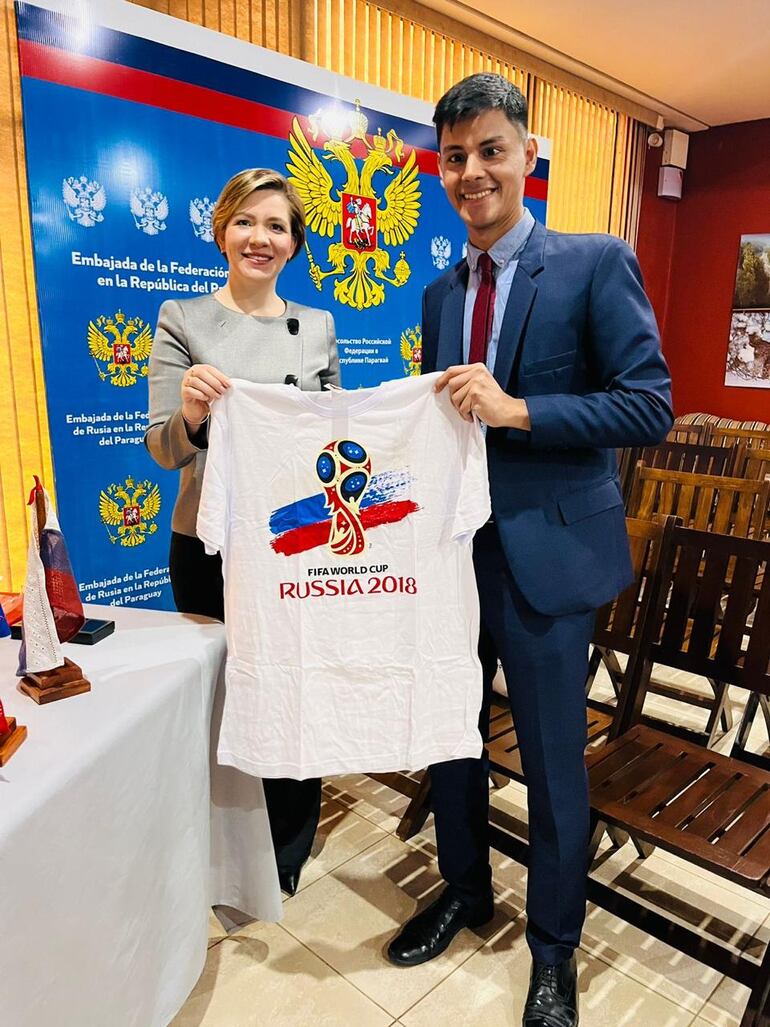 Olga Muratova, directora de la Casa Rusa en Argentina, y Humberto Paredes, presidetne de Cicral Paraguay, en el lanzamiento del centro.