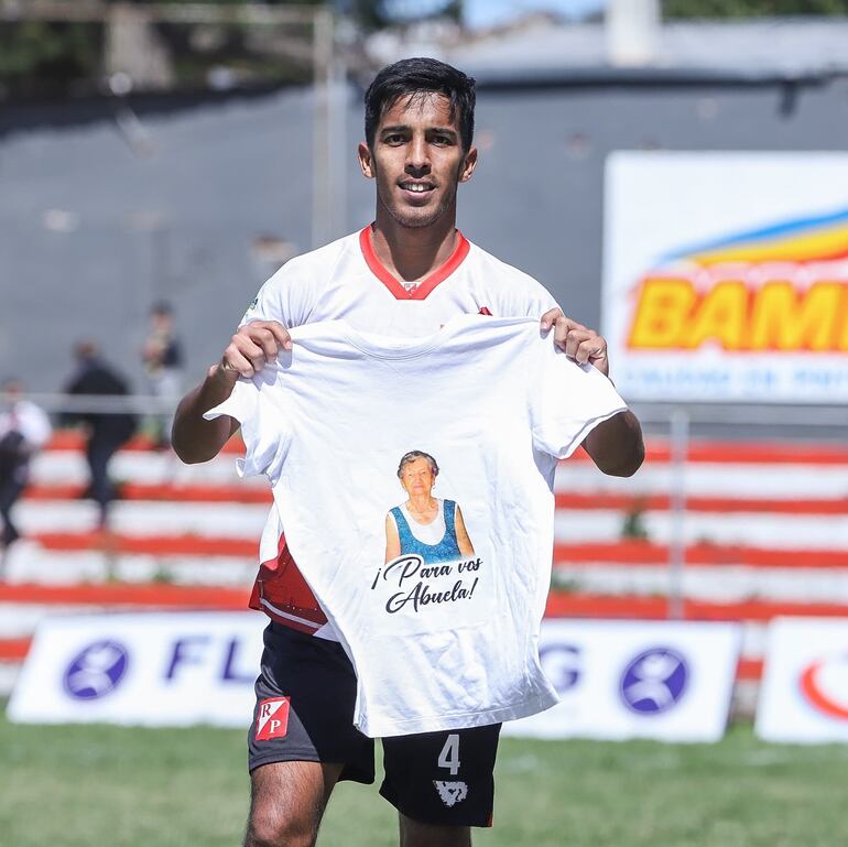 Miguel Ángel Chávez celebra el segundo tanto del Kelito, con dedicatoria especial para su abuela. (Foto: APF)