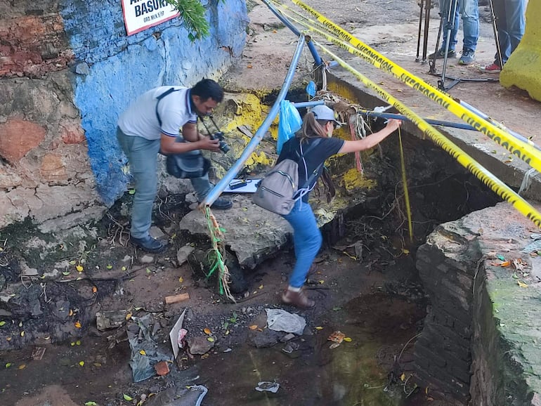 Agentes inspeccionan el puente donde cayó el auto en el cual viajaban las dos mujeres que murieron en un arroyo de Luque.