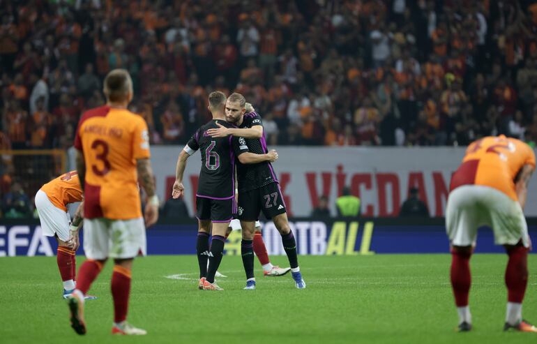 Konrad Laimer (C-R) y Joshua Kimmich (C-L) del Bayern Munich reaccionan después de ganar el partido de fútbol del Grupo A de la Liga de Campeones de la UEFA entre el Galatasray SK y el FC Bayern Munich en Estambul, Turquía, el 24 de octubre de 2023.