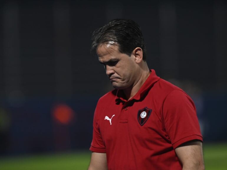 El paraguayo Diego Gavilán, entrenador de Cerro Porteño, durante el partido de la Fase 3 de la Copa Paraguay contra 24 de Setiembre de Areguá en La Nueva Olla, Asunción, Paraguay.