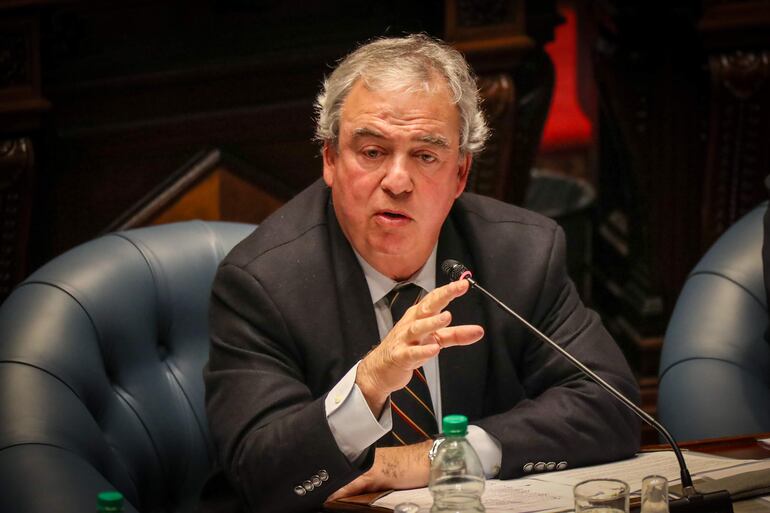 El ministro del Interior, Luis Alberto Hebe, participa en una sesión de interpelación en el Parlamento, en Montevideo (Uruguay).  (EFE)