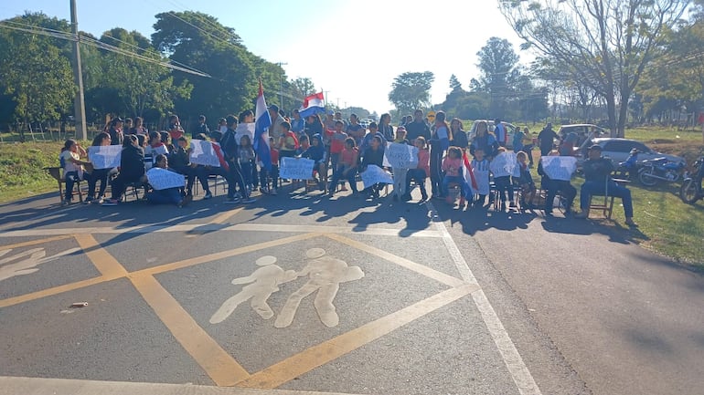 Niños y padres de familia de la escuela 945 de San Pedro de Ycuamandyyú se movilizan y cierran ruta para exigir rubros