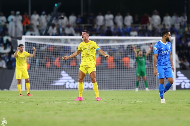 Cristiano Ronaldo, futbolista del Al Nassr de Arabia Saudita, festeja un tanto en la final de la Copa de Campeones árabe contra el Al Hilal.