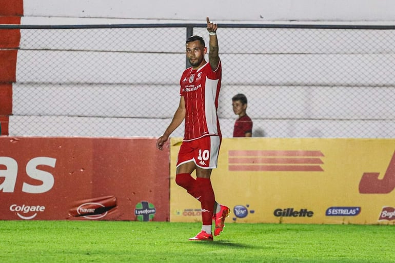 Jorge Sanguina, futbolista de General Caballero, celebra un gol en el partido frente a Tacuary por la primera fecha del torneo Apertura 2024 del fútbol paraguayo en el estadio Ka'arendy, en Juan León Mallorquín.