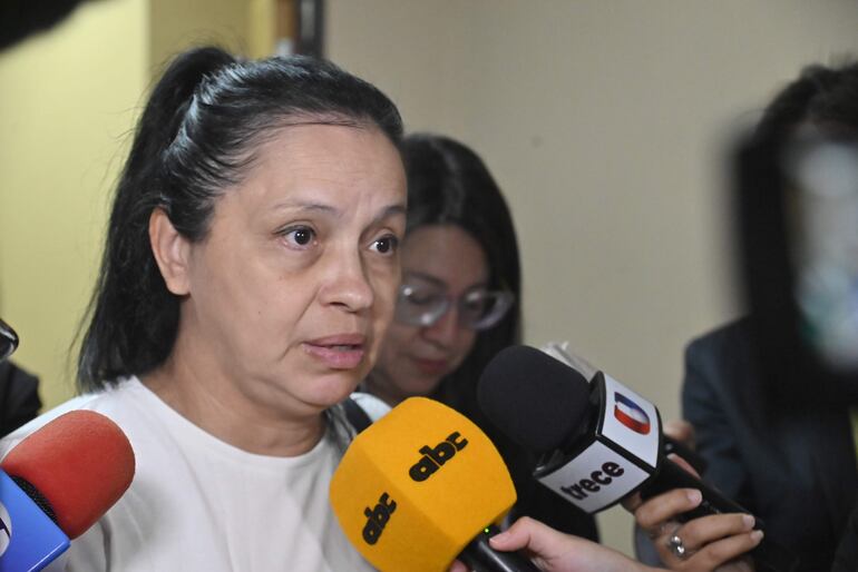 Senadora electa Yolanda Paredes, esposa de Payo Cubas.