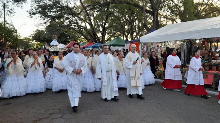 Muchas personas acompañaron  la procesión de la imagen de la virgen Nuestra Señora del Pilar por el centro de la ciudad.