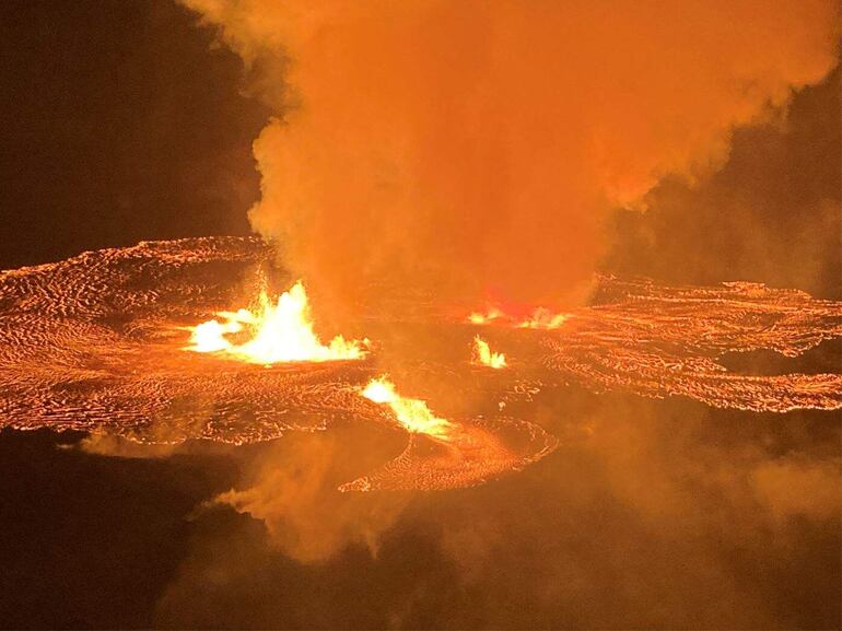 Esta imagen proporcionada por el Servicio Geológico de EE. UU. (USGS) el 7 de junio de 2023 muestra la erupción de Kilauea desde el cráter de la cumbre Halemaumau dentro de un área cerrada del Parque Nacional de los Volcanes de Hawái en Hawái.