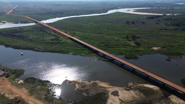 El río Jejuí surca nuevo cuace y cruza debajo de un aliviadero y el puente principal queda sin el paso del agua