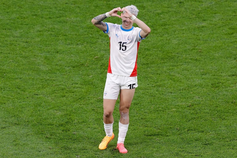 Julio Enciso, jugador de la selección de Paraguay Sub 23, domina el balón en el partido frente a Japón por la primera fecha del Grupo D del Torneo de Fútbol masculino de los Juegos Olímpicos París 2024 en el Bordeaux Stadium, en Bordeaux, Francia.