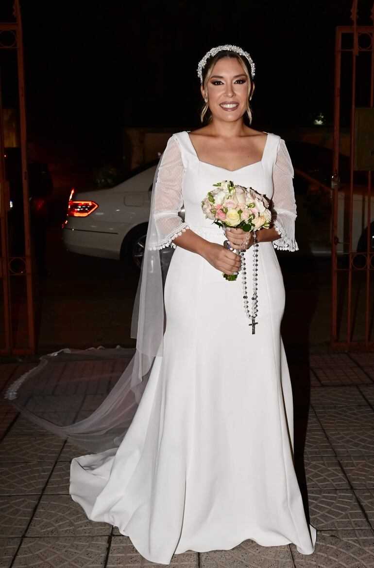 Para su gran noche, la novia eligió un vestido diseñado por la marca Ocre Bridal by Gabriela Villalba, el tocado fue trabajado por Jadiyi Yudis Yaluff.